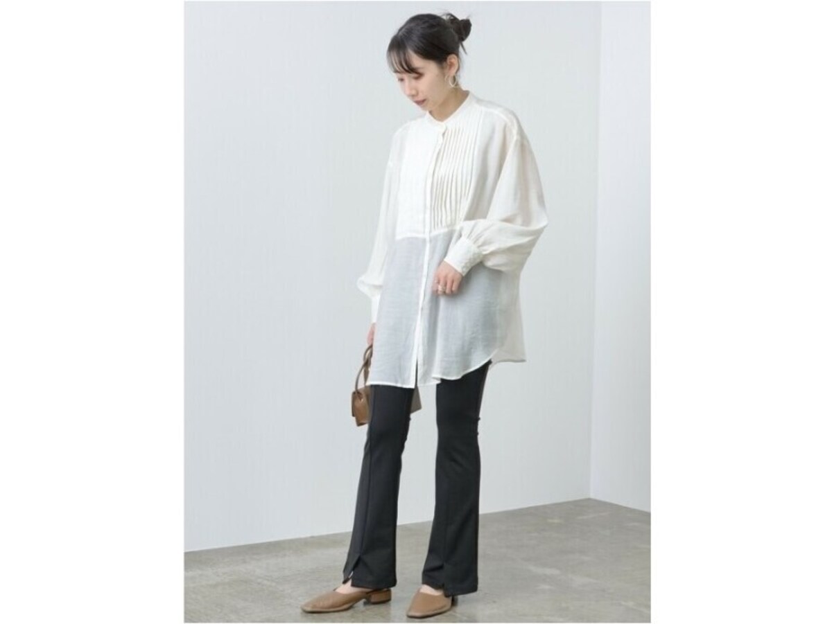 膝下から広がるフレアパンツは脚を長く見せてくれます　出典：WEAR