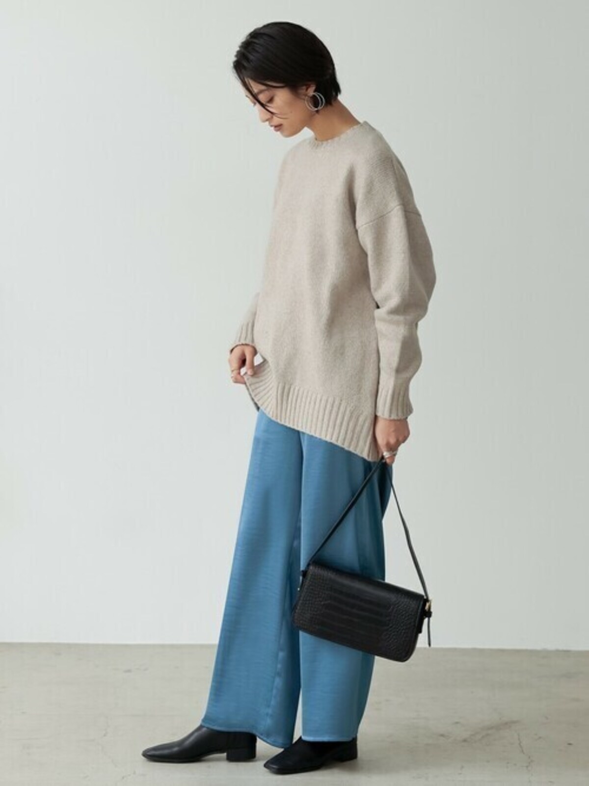 デニム感覚で履ける「ブルー」なら初心者さんでも取り入れやすいです　出典：WEAR