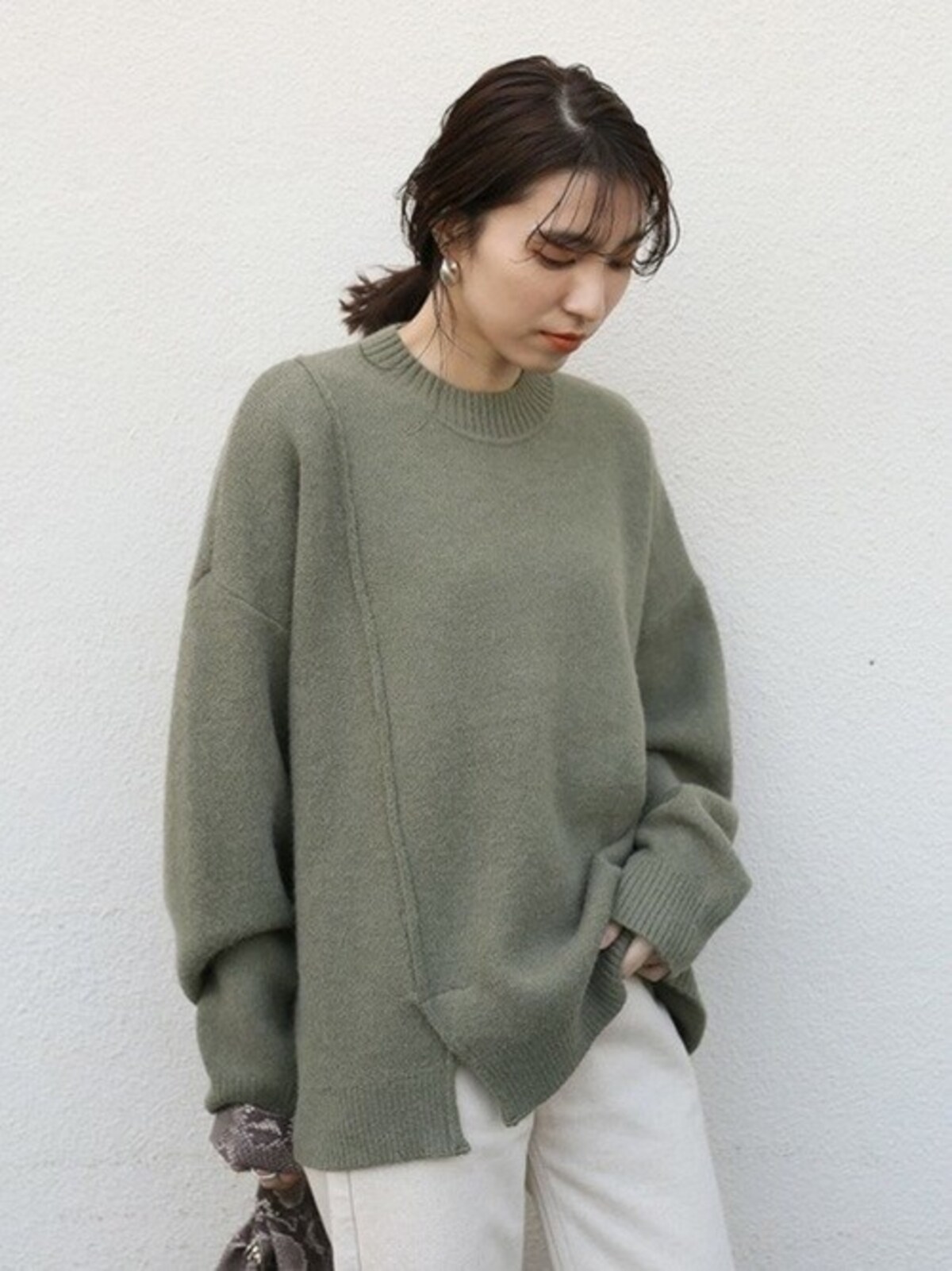 ドロップショルダーは着るだけでこなれて見えるゆるっと感が魅力　出典：WEAR