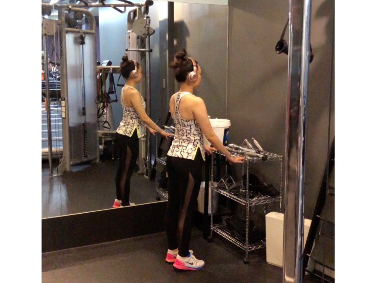 腰をそらさないよう真っ直ぐ立ちます。