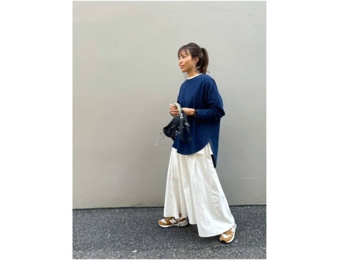 ロングスカートからのぞくハイテクスニーカーの色が効いて可愛い！　出典：WEAR