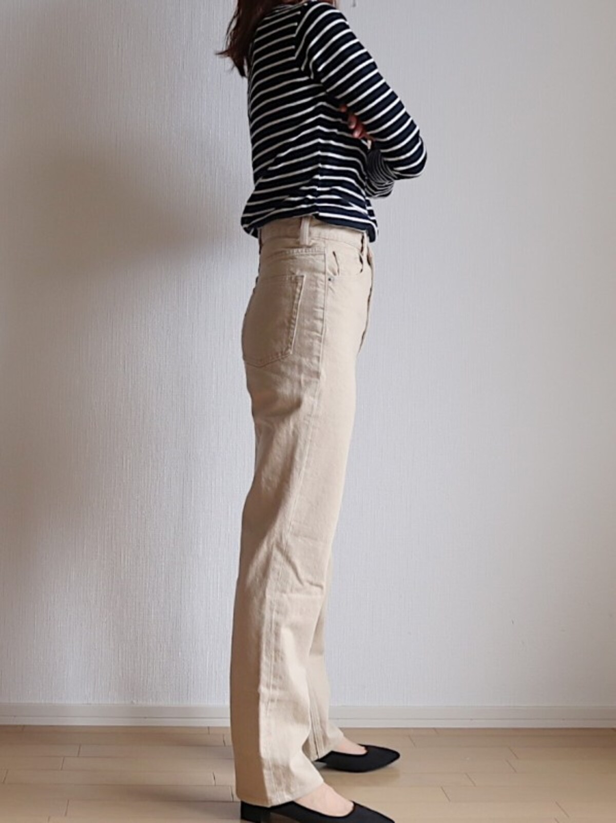 まっすぐ落ちるストレートシルエットが大人向け