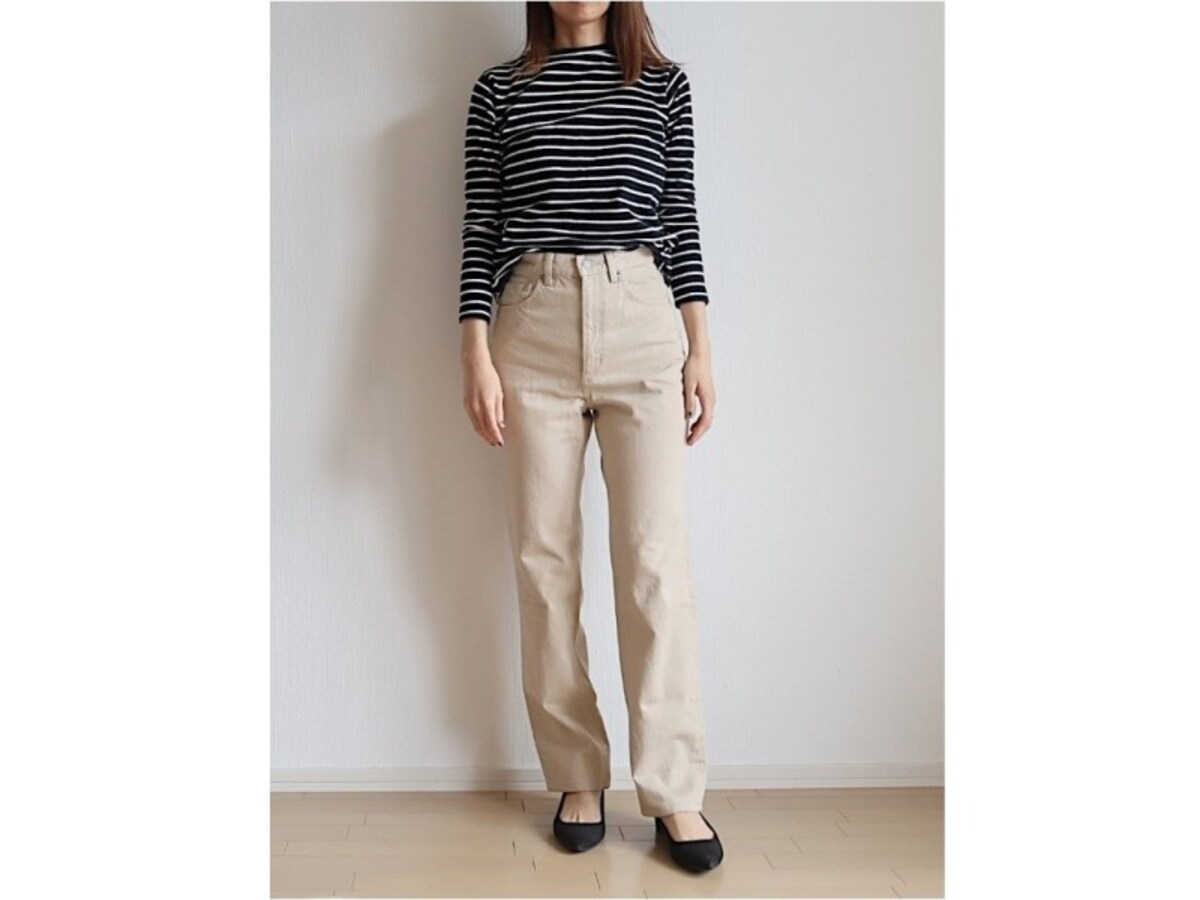 GU ハイウエストストレートジーンズ　2490円（税抜）