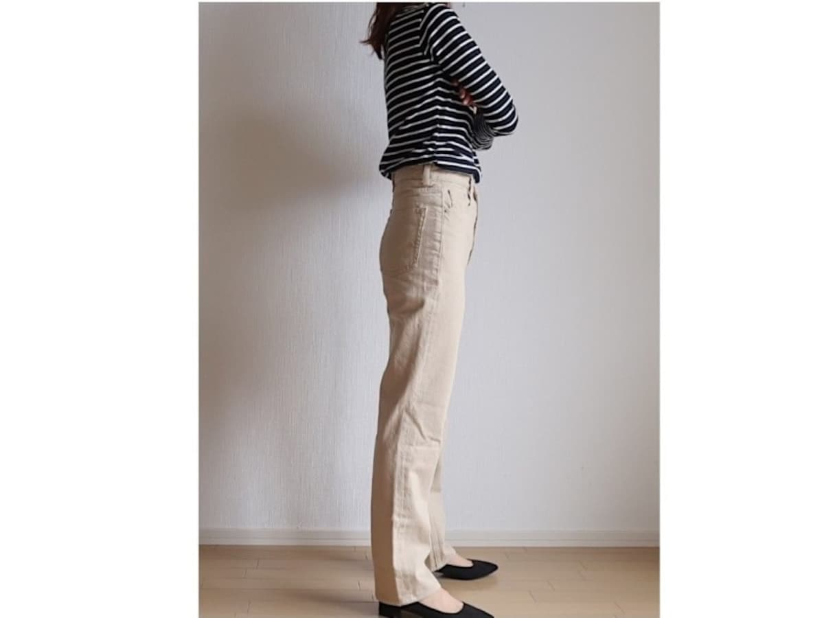 まっすぐ落ちるストレートシルエットが大人向け