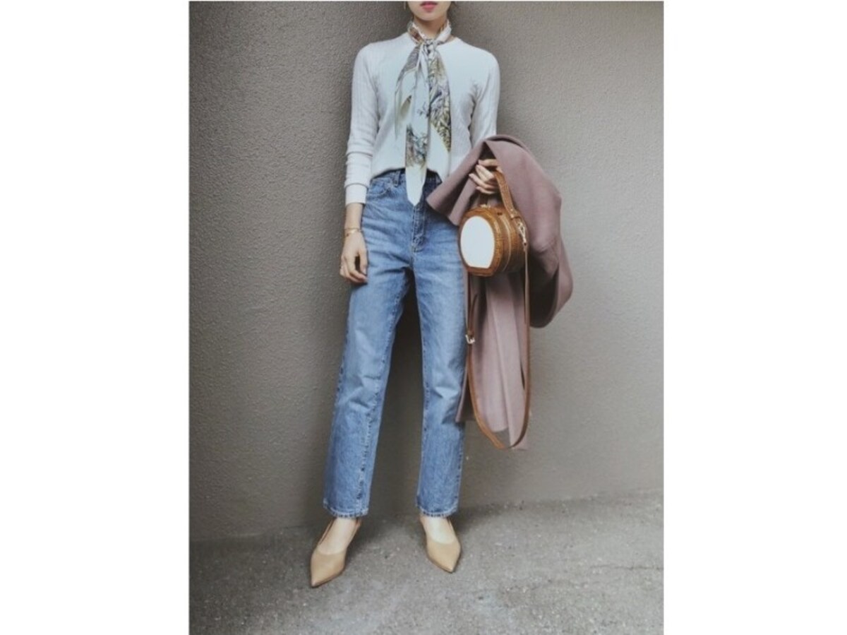 ベーシックなリブクルーネックセーターはスカーフなどでアレンジもおすすめ　出典：WEAR