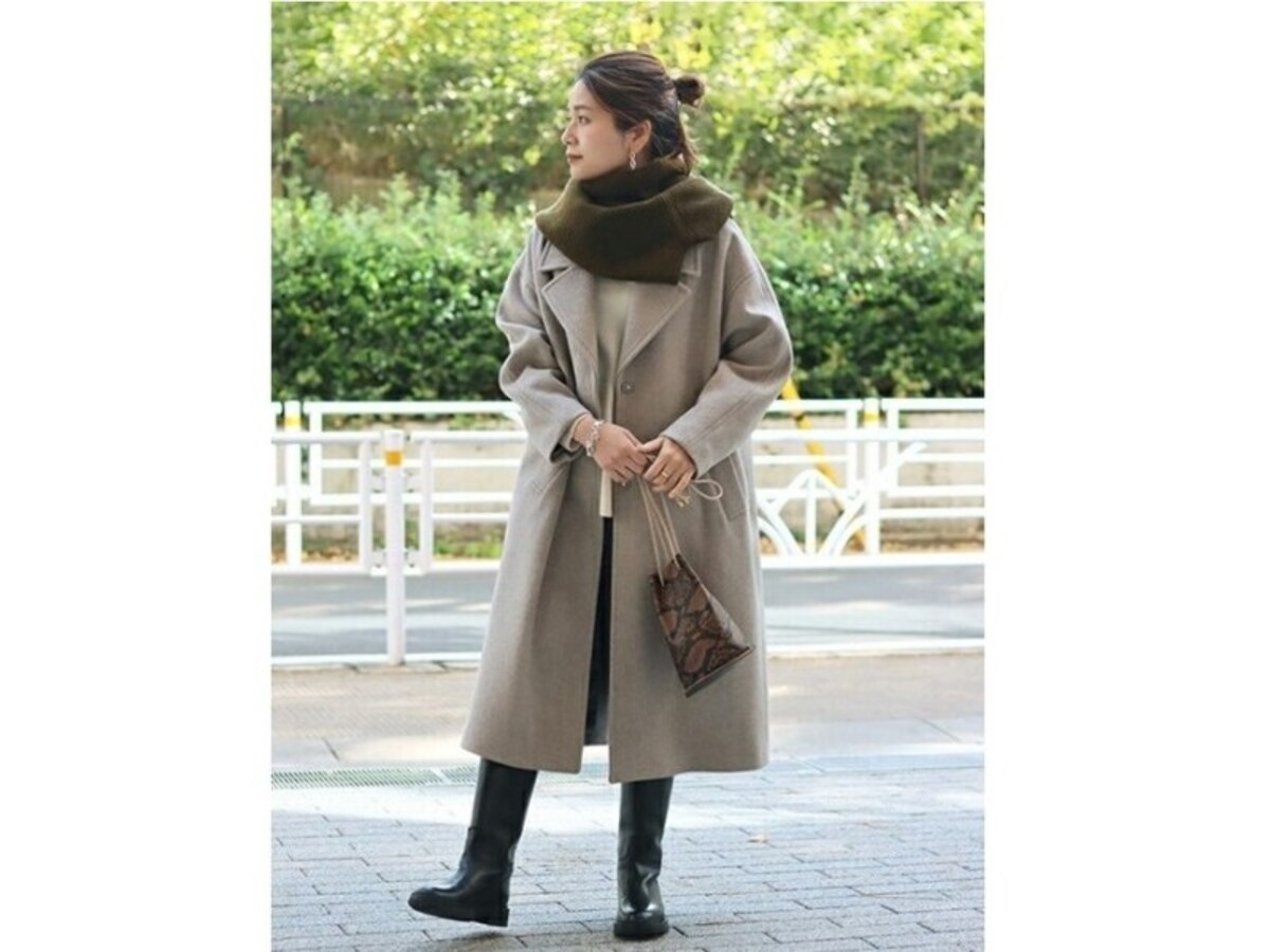 コート＆マフラーなど、面積の広いアイテムの時は、バッグを軽めにするのもおすすめ　出典：WEAR