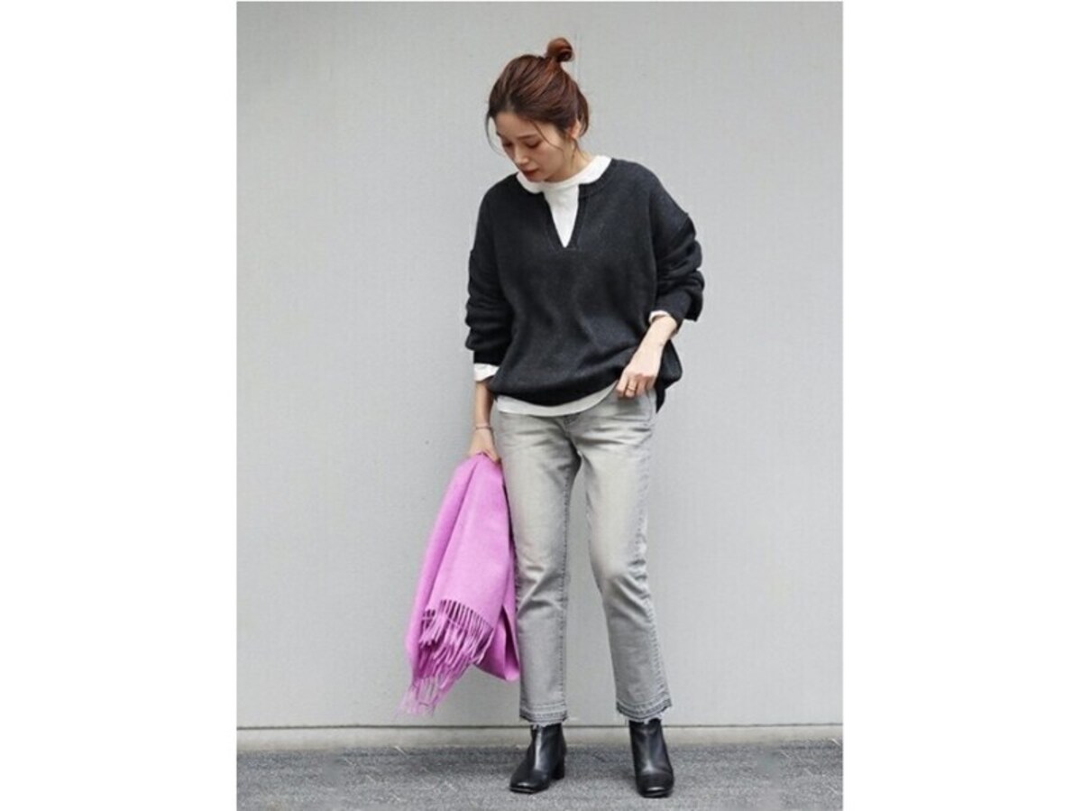 コーデは同じでもきれい色の小物が一点入るだけで春らしさがプラスされます　出典：WEAR