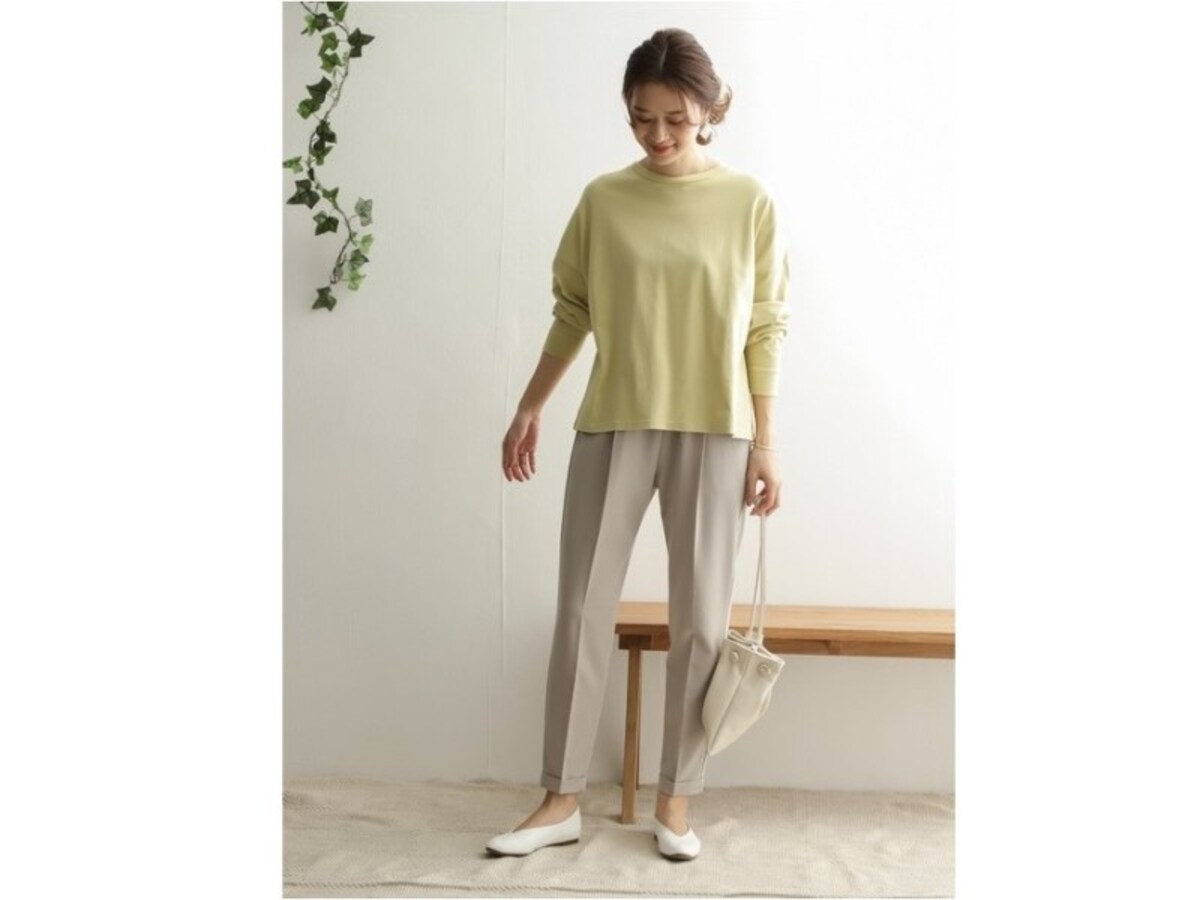 柔らかなイエローは顔が明るく見えて大人も着やすいのでおすすめ　出典：WEAR