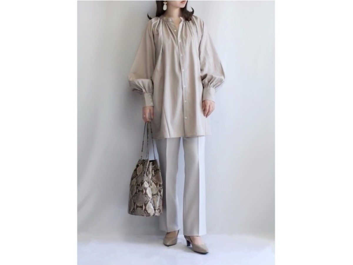 ワントーンコーデであか抜けた印象に  出典：WEAR