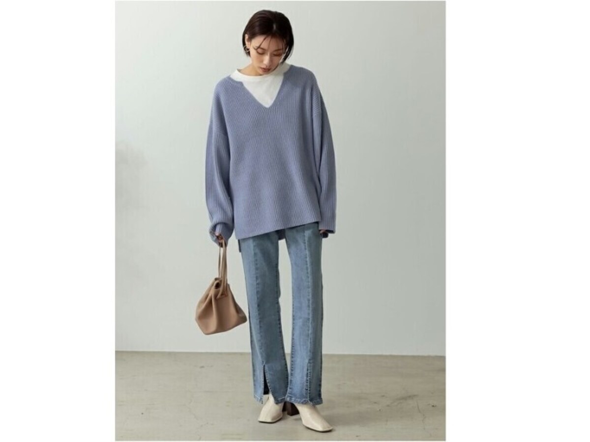 ゆったりとしたトップスは、首元に「白」を効かせると清潔感がアップ　出典：WEAR
