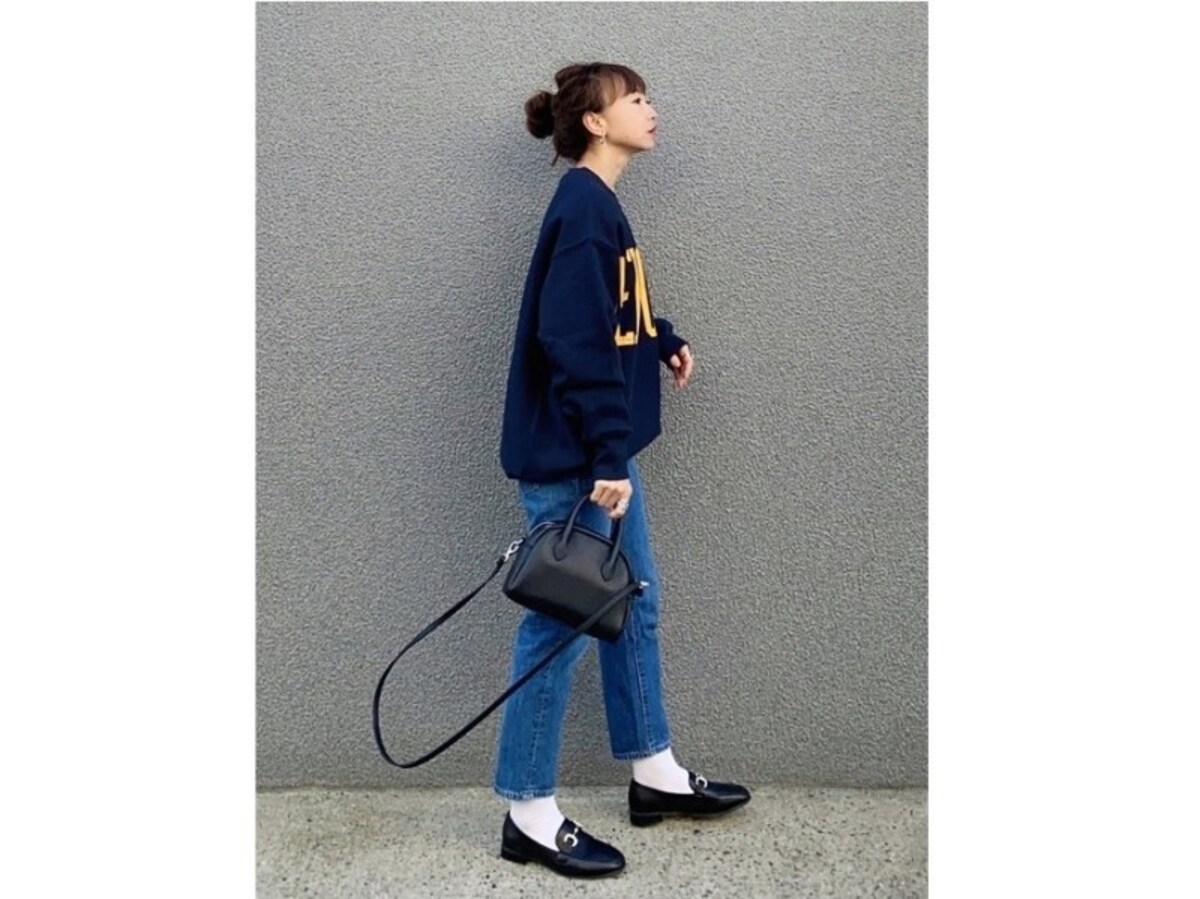 カジュアルなトップス＆デニムのコーデは小物選びが肝心です　出典：WEAR