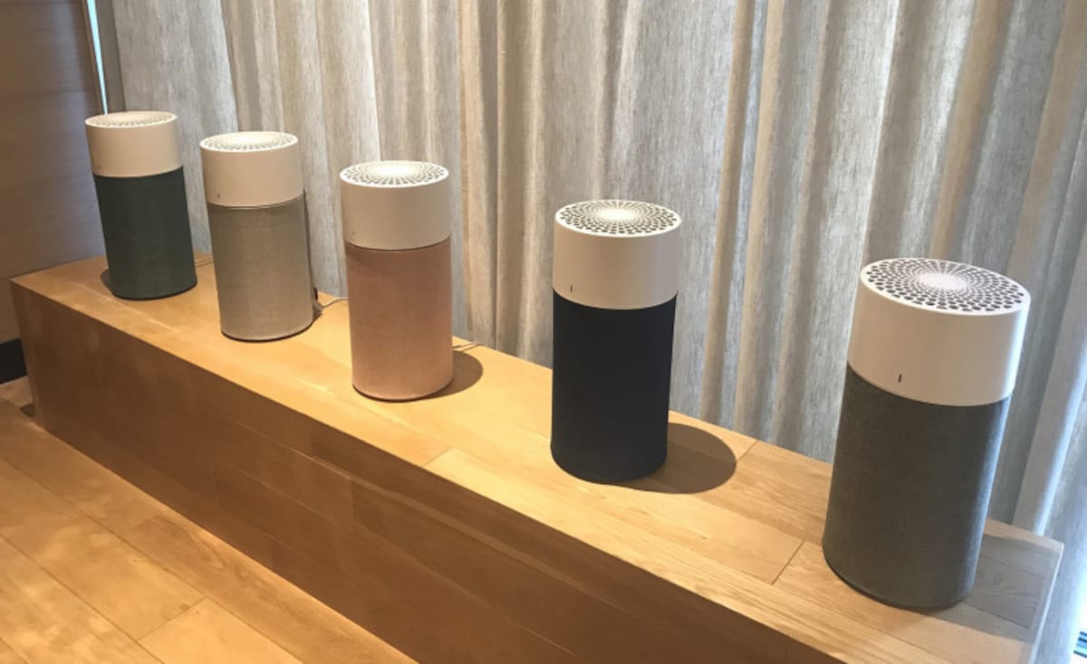 ブルーエア 空気清浄機「Blue3000シリーズ」。寝室向けのBlue3210は2万2000円（税別）。ファブリック仕様のプレフィルターは2000円（税別）