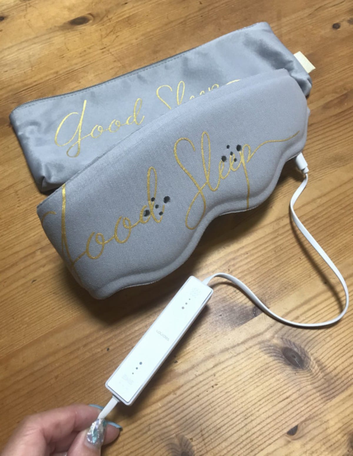 アテックス（ATEX）「ルルド おやすみめめホット&EMS」8000円（税別）。こちらもUSBケーブルと携帯用ポーチ付きです