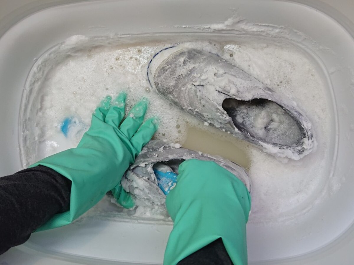 アワアワの洗剤液2時間つけ置いたらゴシゴシ。生地の目に沿って一方向に掻き出すように。息子の洗い方はやはりＮＧ連発で…でもやる事に意義がある！と自分に言い聞かせてます。