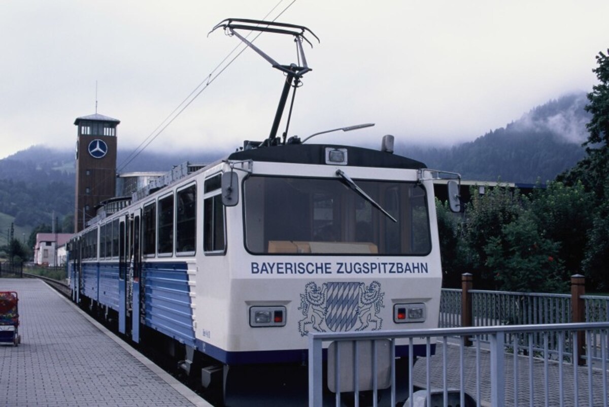 ツークシュピッツェ山に登る登山電車