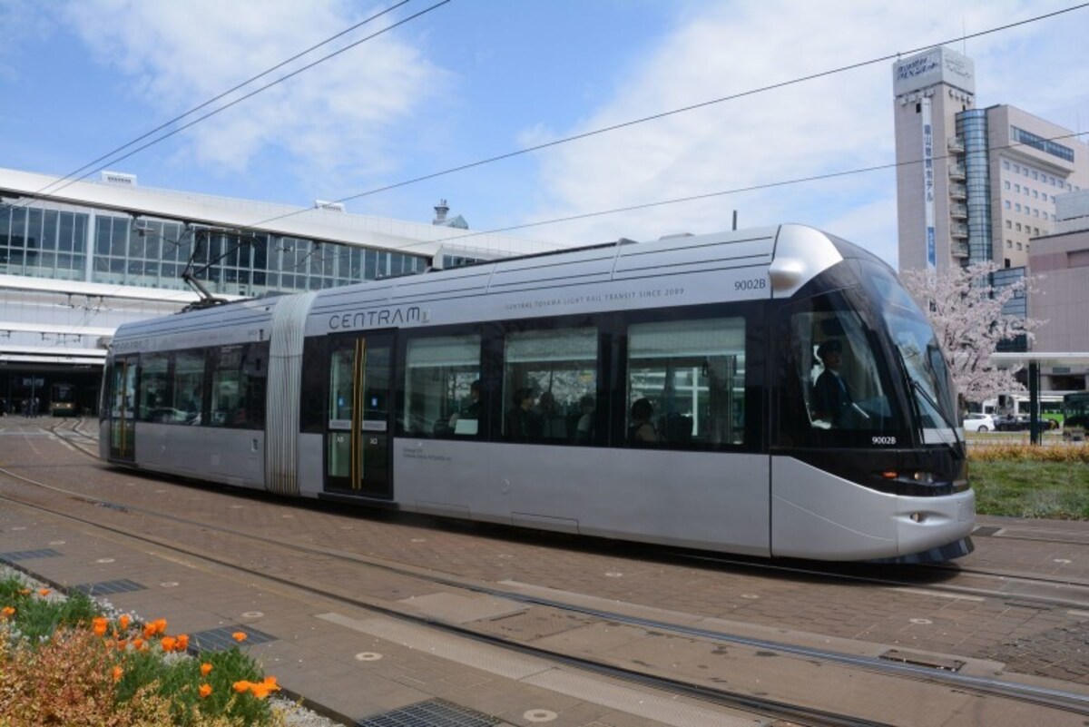 富山駅前を発車するLRT(次世代型路面電車)