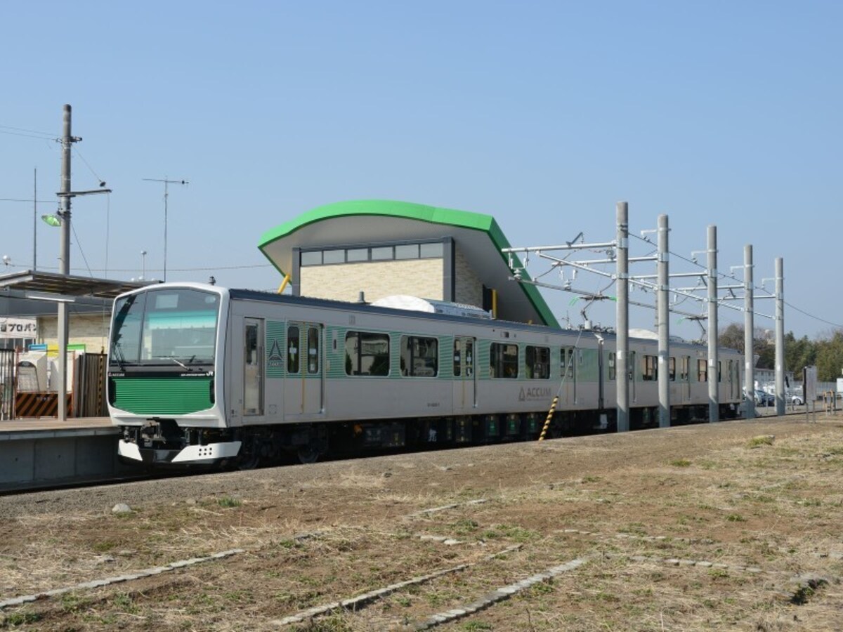架線のいらない電車は急速に普及しつつある。JR烏山線(栃木県)のアキュムもそのひとつだ。烏山駅で充電中の写真
