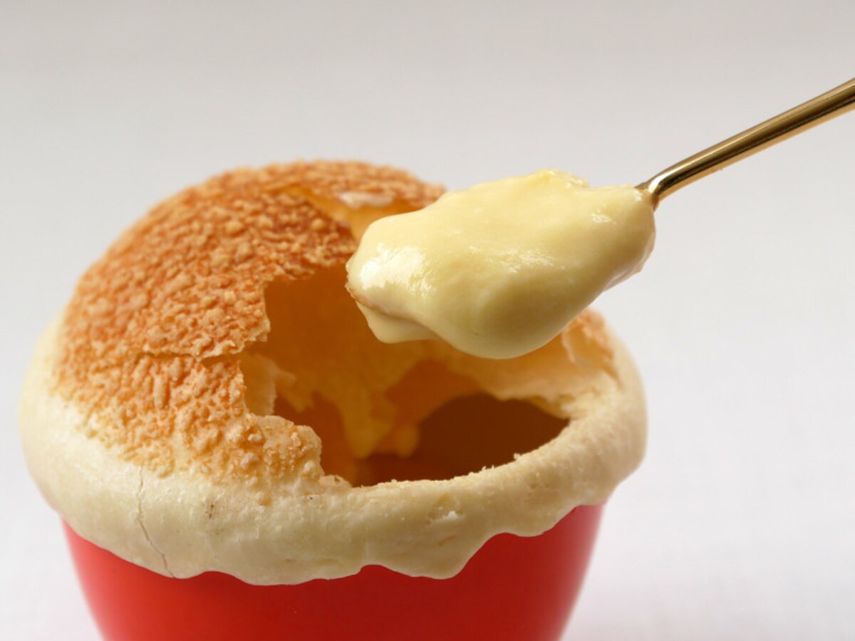 サクサクのパイ生地を崩しながら食べるポ・ド・フロマージュ（648円税込）