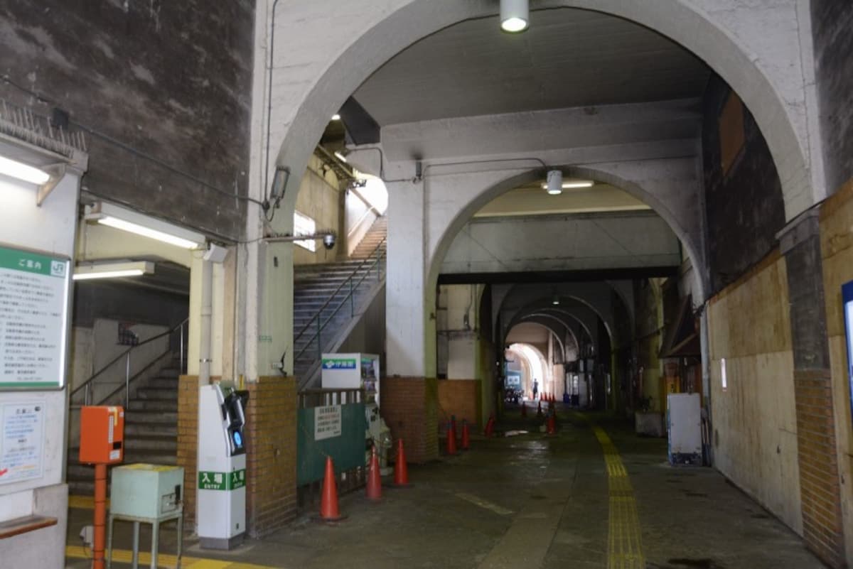 国道駅の高架下