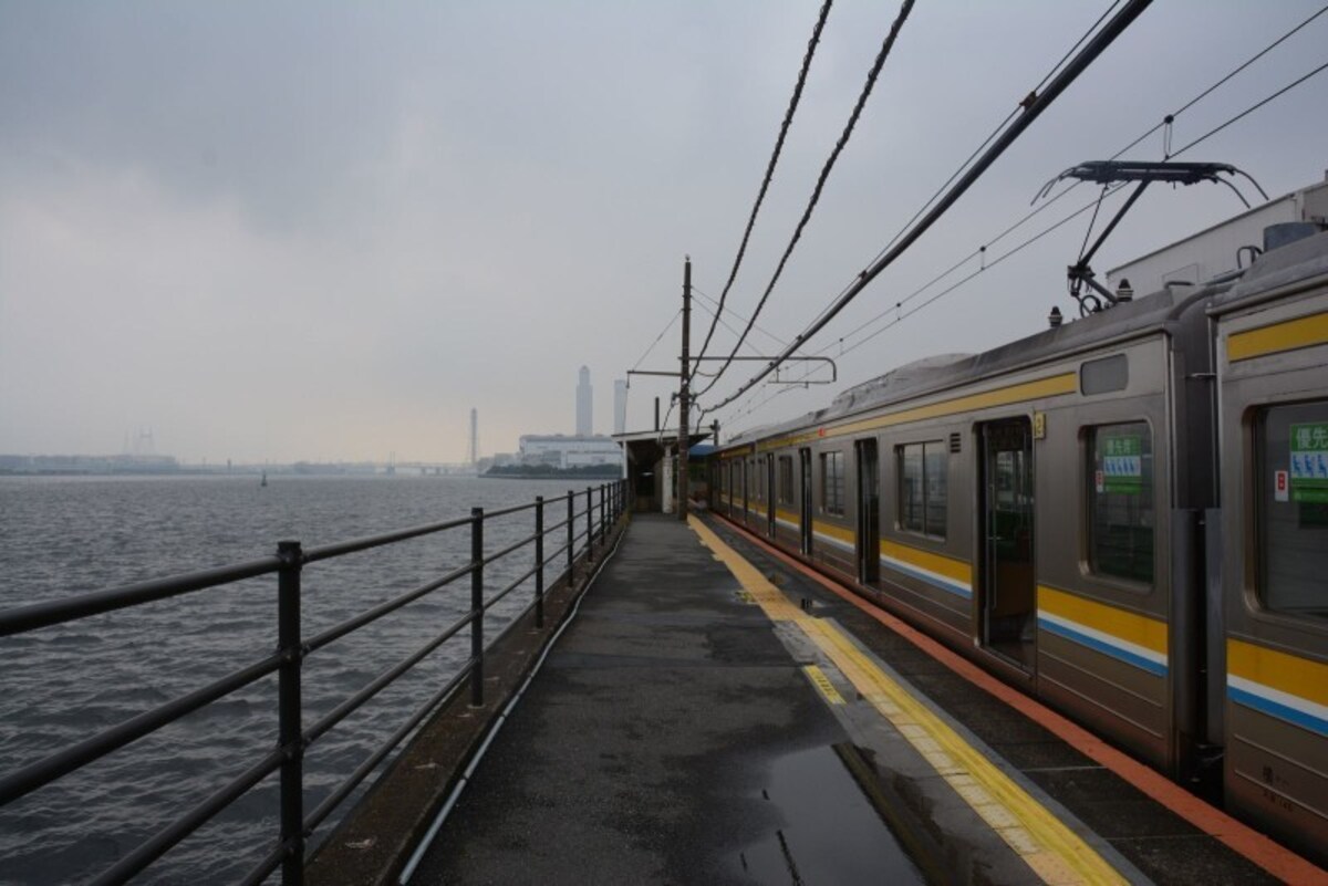 海に面した海芝浦駅ホーム