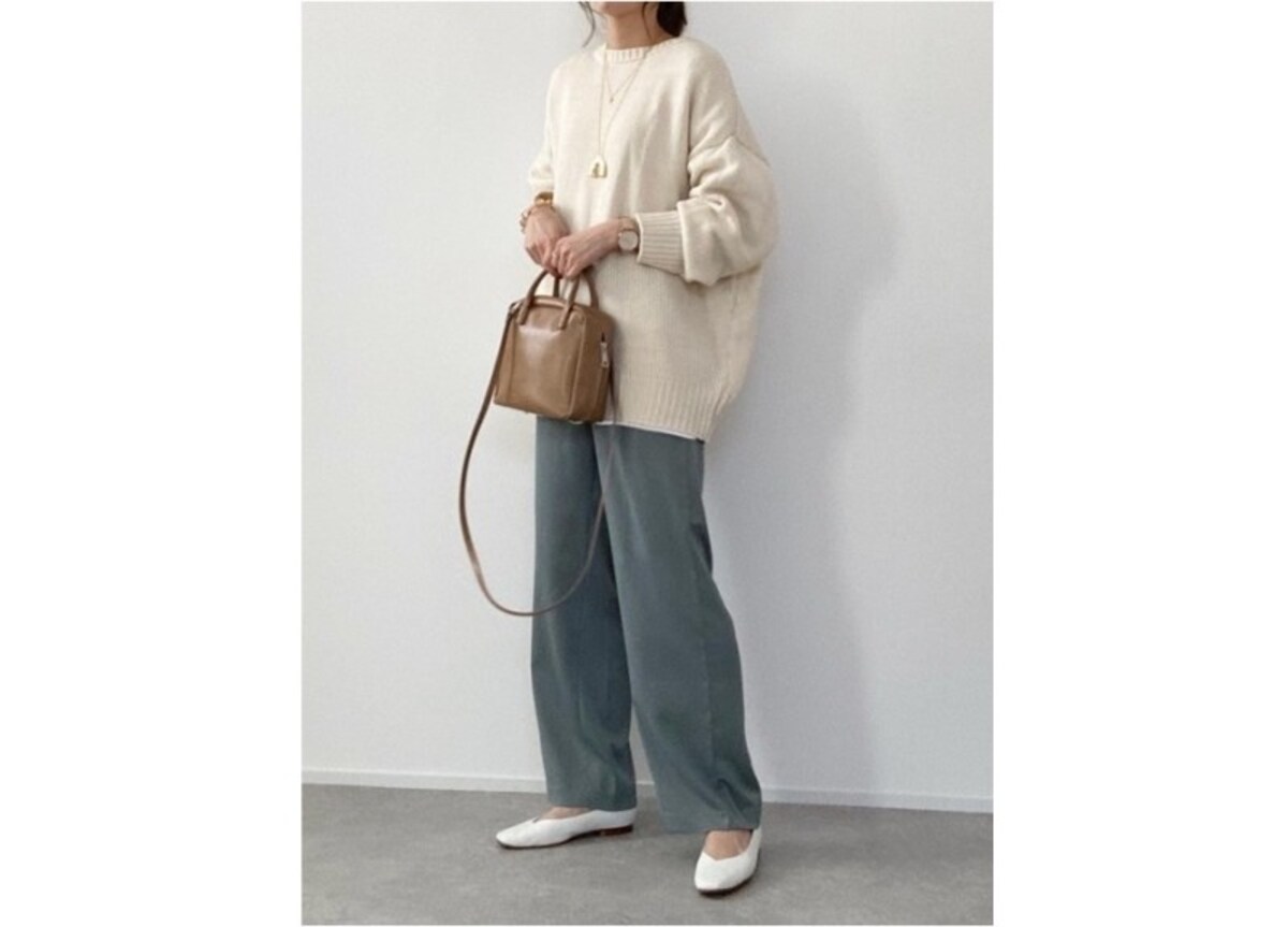 サテン素材のストレートパンツはドレッシーさもあって素敵　出典：WEAR