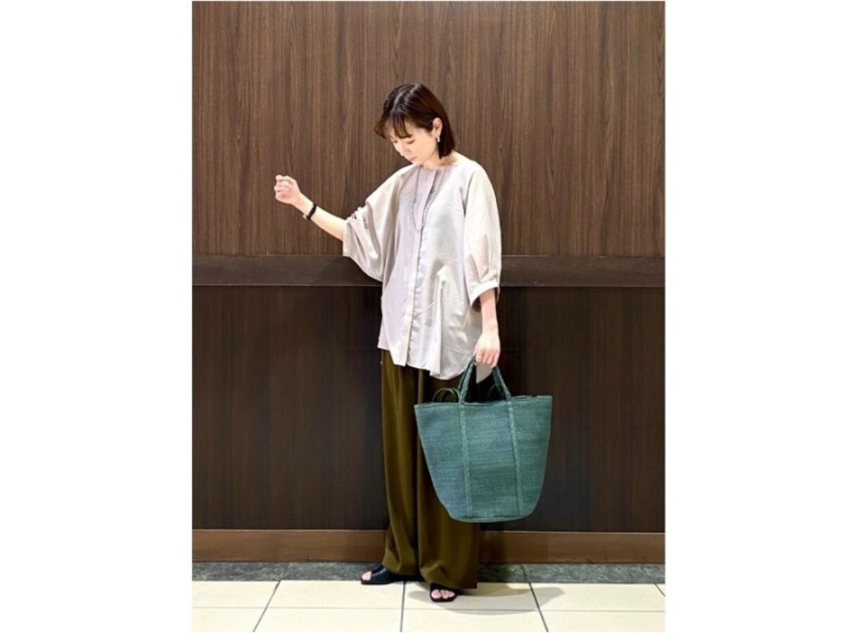 洋服からバッグまで、全身レプシィムのスタッフさんコーデは通販時も参考になります　出典：WEAR
