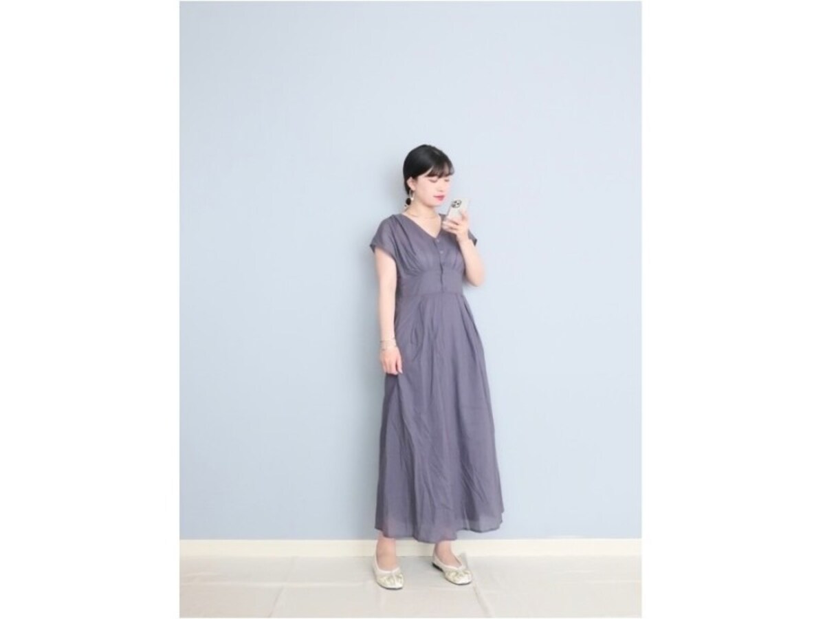 落ち着いたパープル＆ロング丈で大人の女性が着やすいワンピース　出典：WEAR