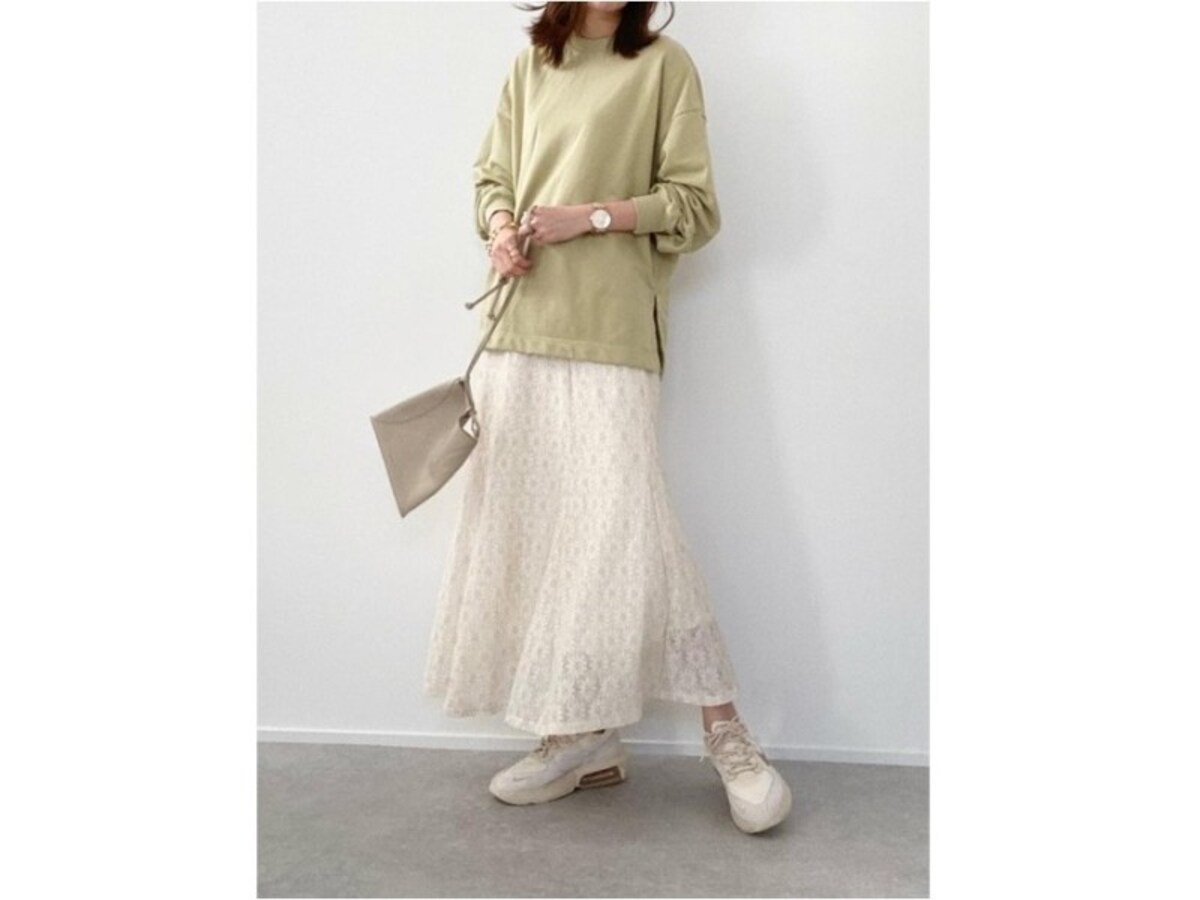 旬カラーで部屋着感のないおしゃれスウェットコーデの完成！　出典：WEAR