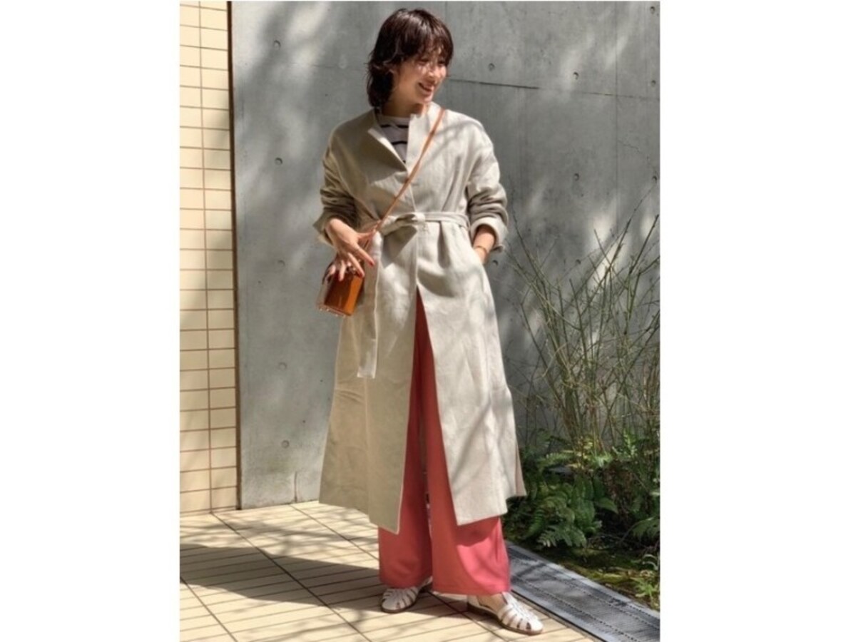 トレンチコートと合わせたきれいめなコーデがおしゃれ　出典：WEAR