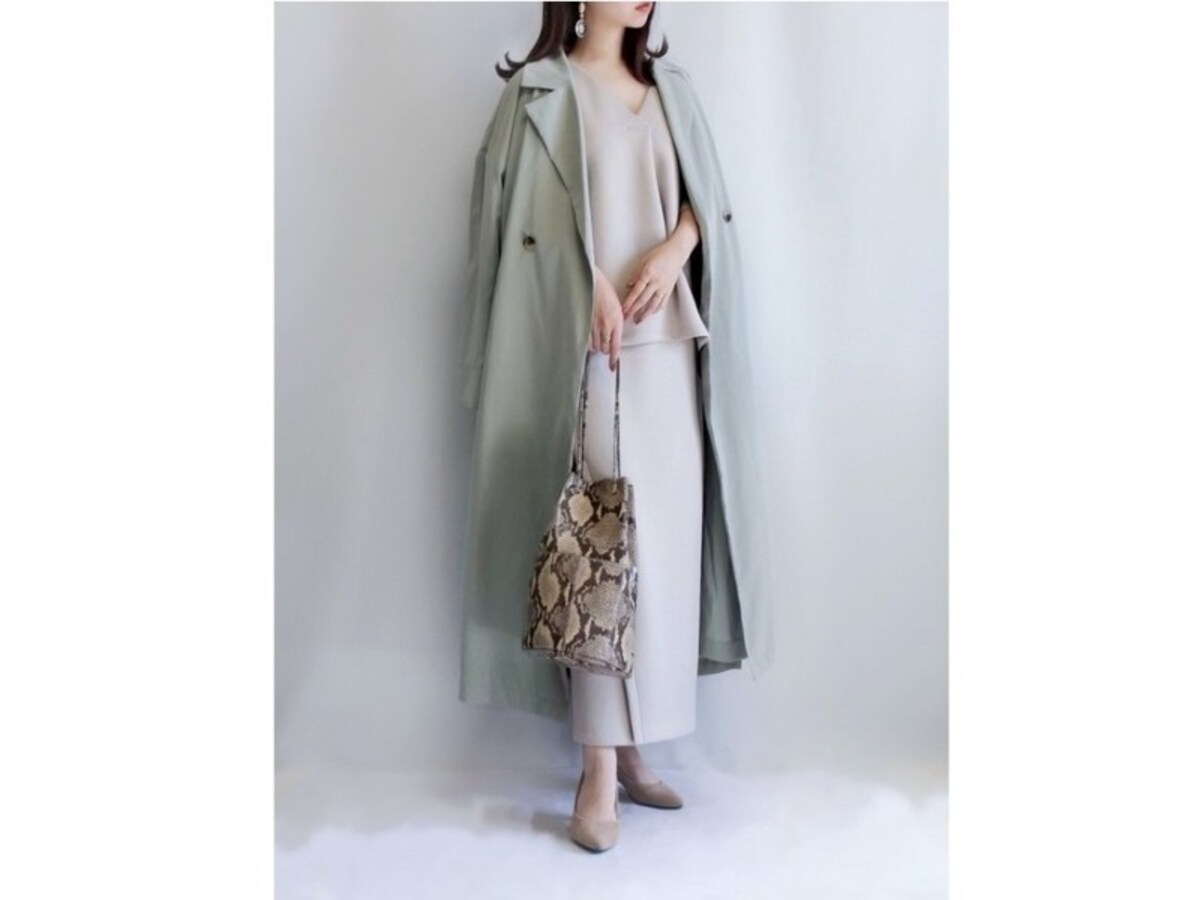【OKコーデ】色使いの明度を上げて、パンプスではなくフラットシューズにするのもおすすめ　出典：WEAR