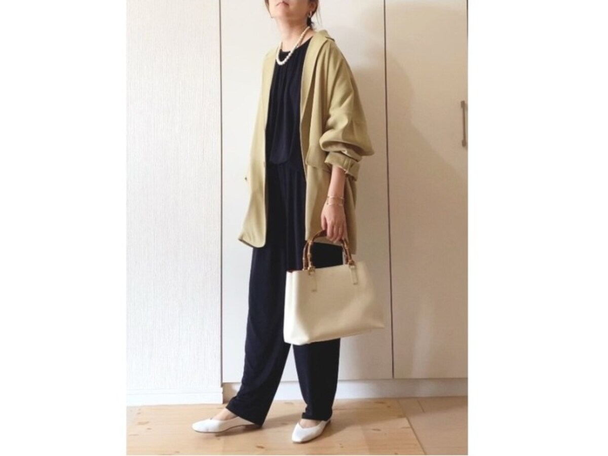 【OKコーデ】白のフラットシューズは本革見えするマットなものがおすすめ　出典：WEAR