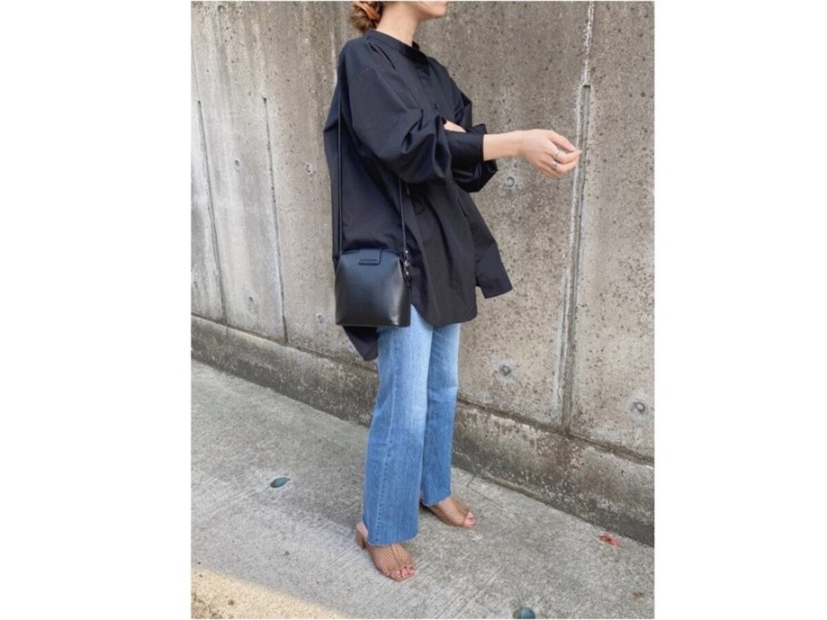 【OKコーデ】淡いカラーより縫製が目立たないダークカラーを選ぶのも手です　出典：WEAR