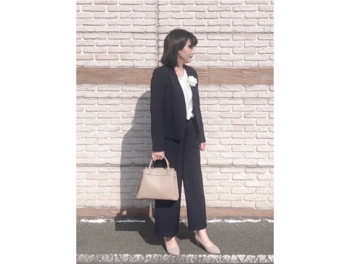 ネイビーのスーツなら黒ほど重たくなく、すっきり見えます　出典：WEAR