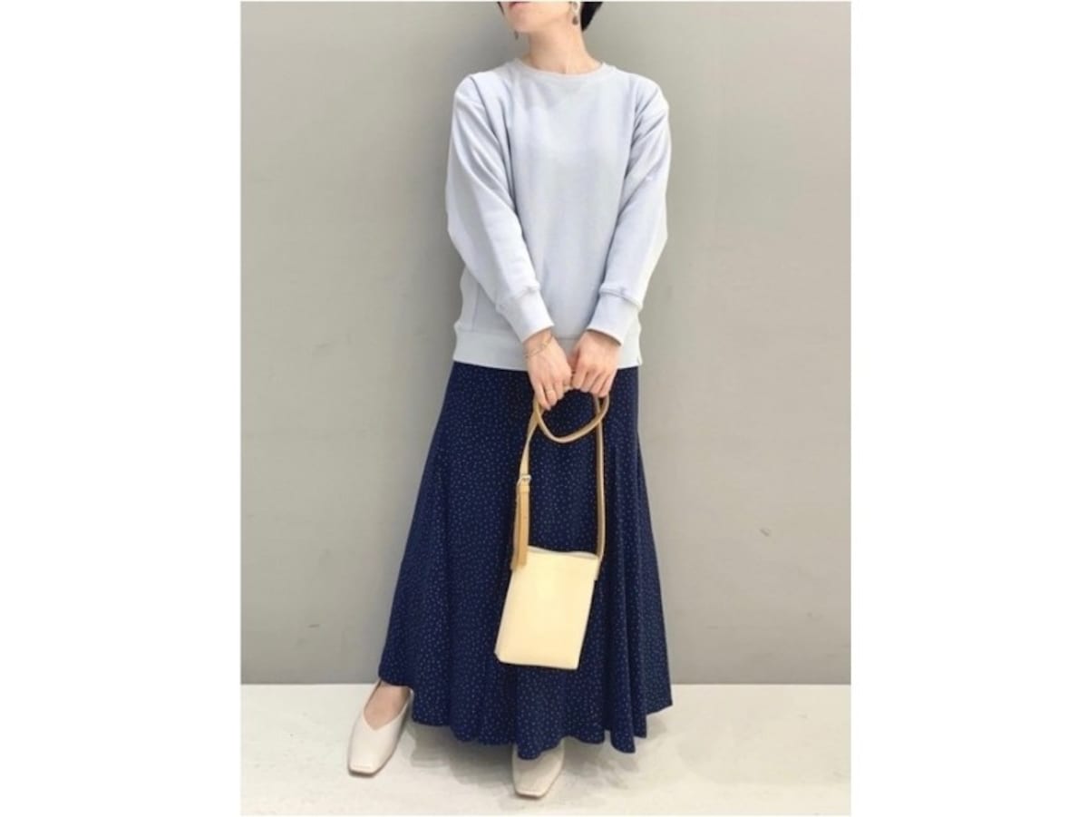 甲が少し見えて甘くないVカットがスタイリッシュに見せてくれます　出典：WEAR
