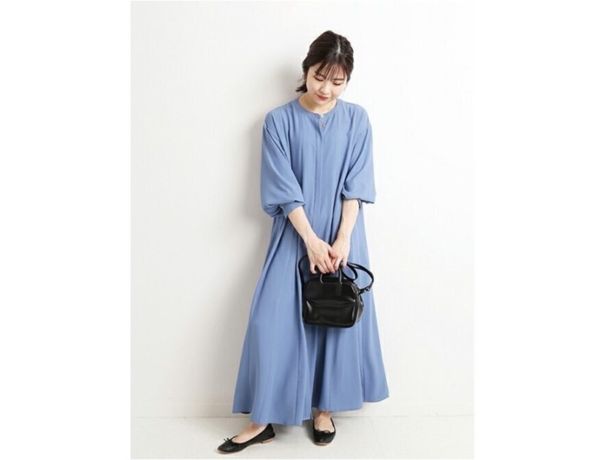 面積の大きいロングワンピだとより映えるミニバッグがおしゃれ　出典：WEAR