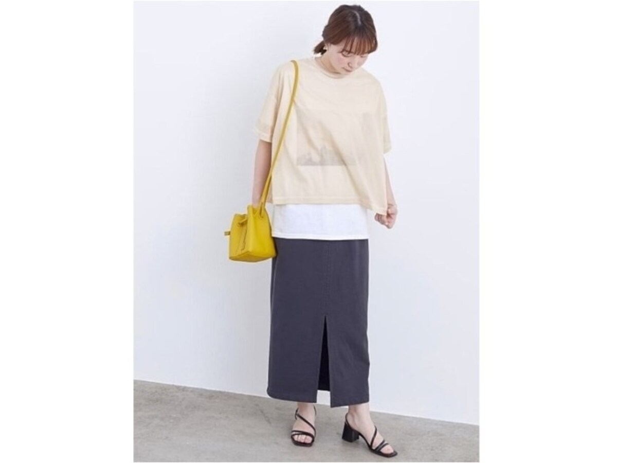 ゆったりしたサイズ感のカジュアルコーデには差し色のミニバッグも一押し　出典：WEAR
