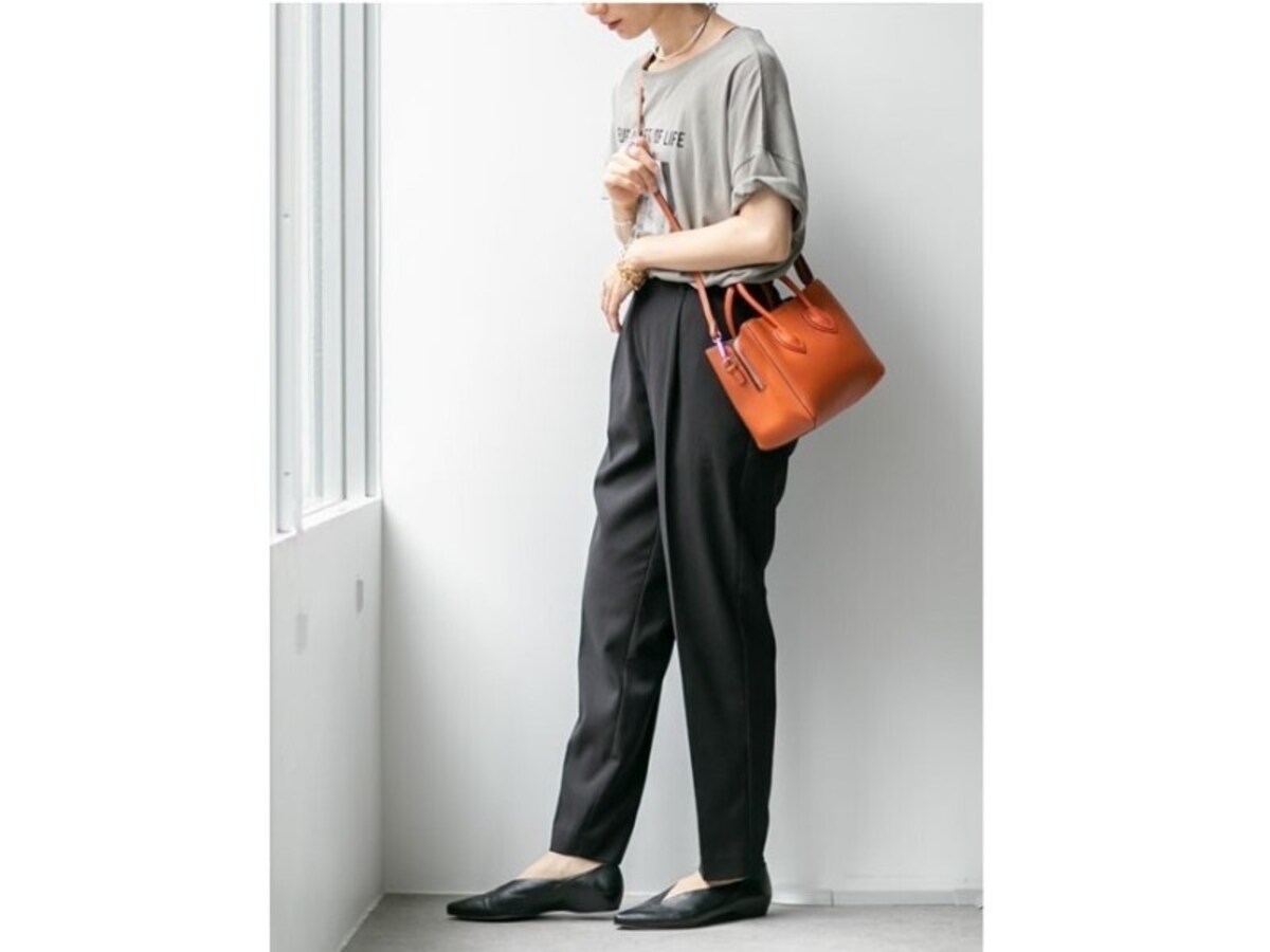【OKコーデ】黒＆グレーなど暗いトーンのコーデにはパキっとした差し色を　出典：WEAR
