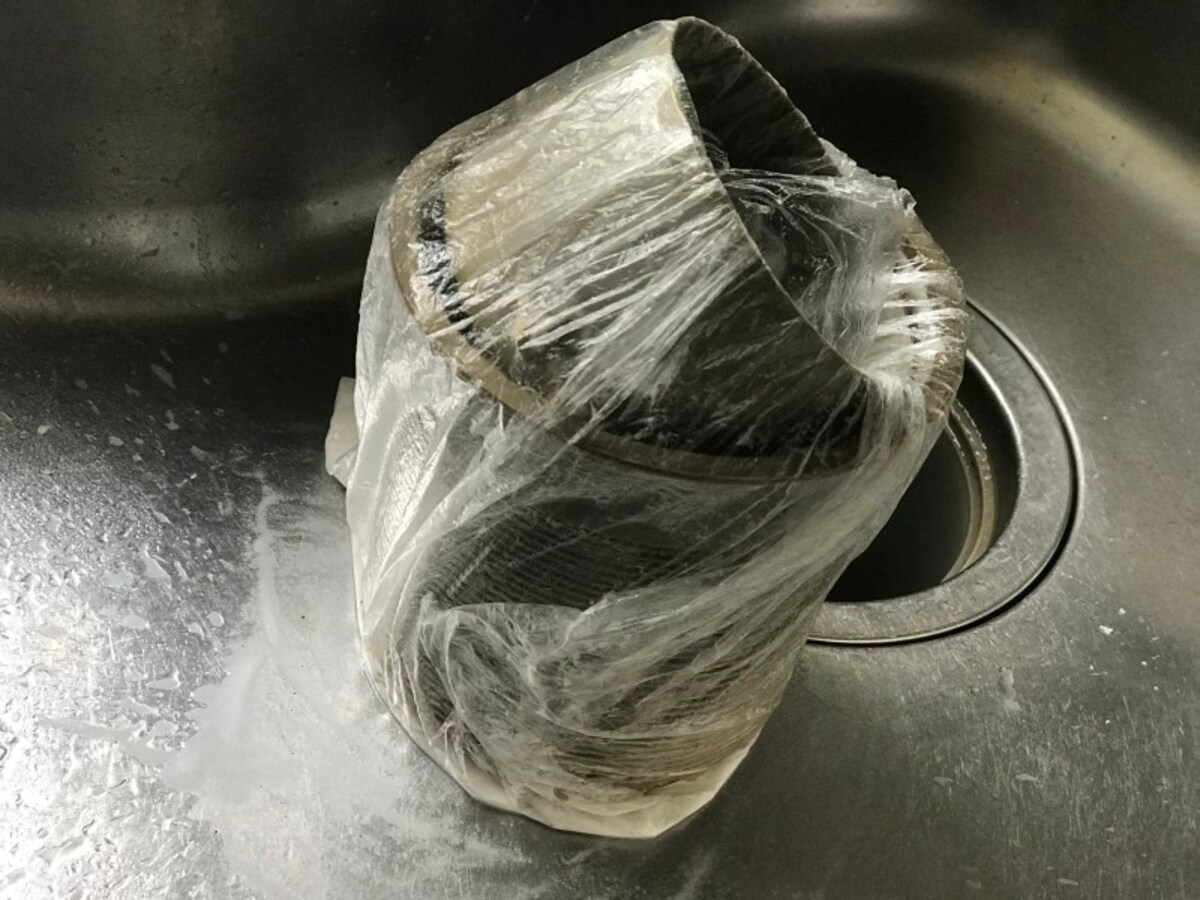 重曹＋クエン酸をまぶしたら袋の空気を抜きながら口を閉じ、ビニールを密着させてパック状態にして30分ほど置く。