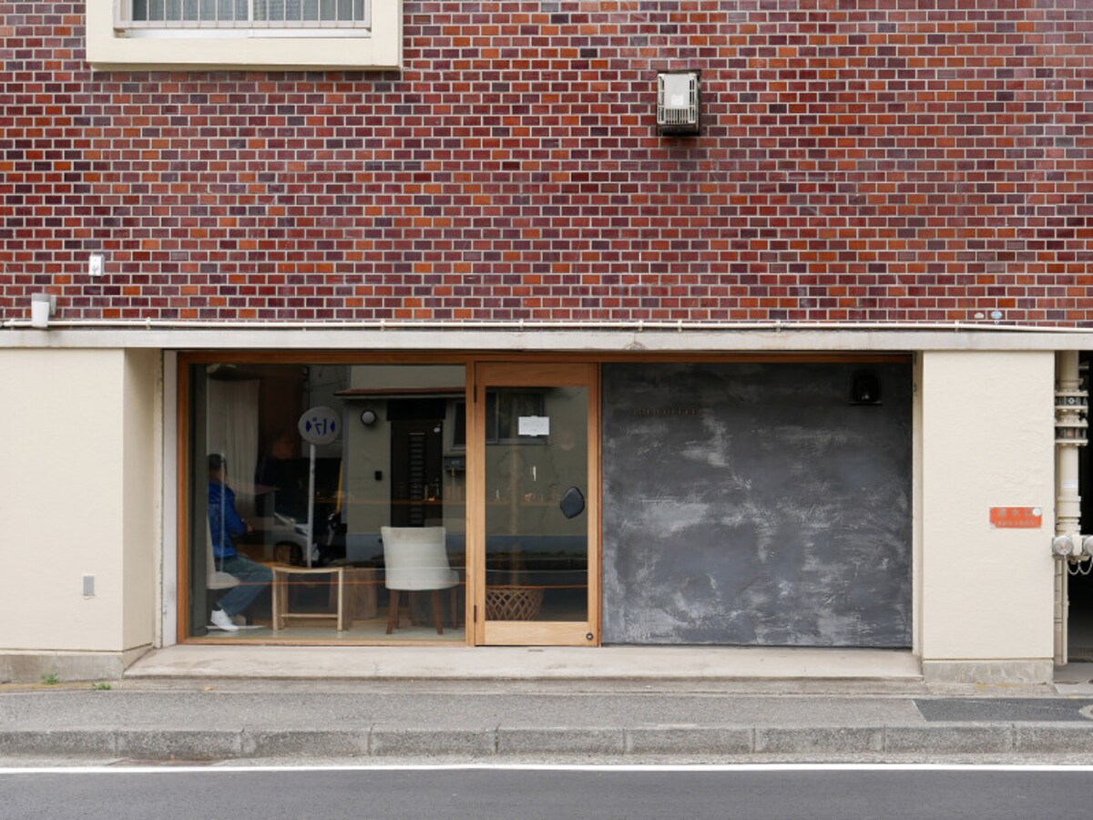 レトロ調な外観がおしゃれな「POE COFFEE（ポーコーヒー）」