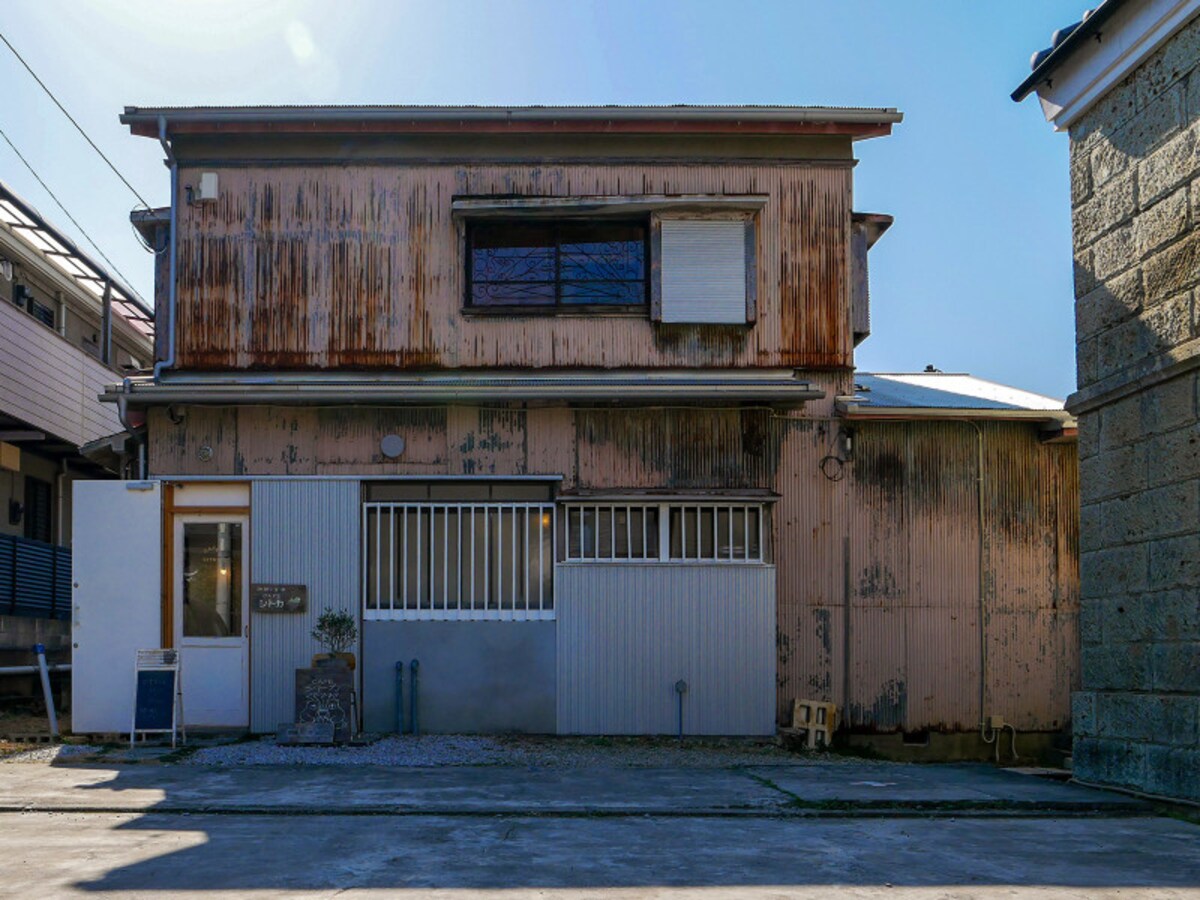 伊藤米店の横の小路を入って裏側に「CAFEシトカ」の建物があります