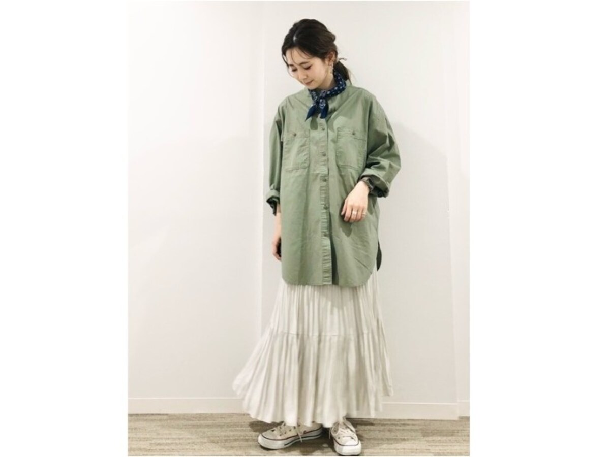 全体的に高さのないローテクスニーカーはロング丈ボトムスと相性よし　出典：WEAR