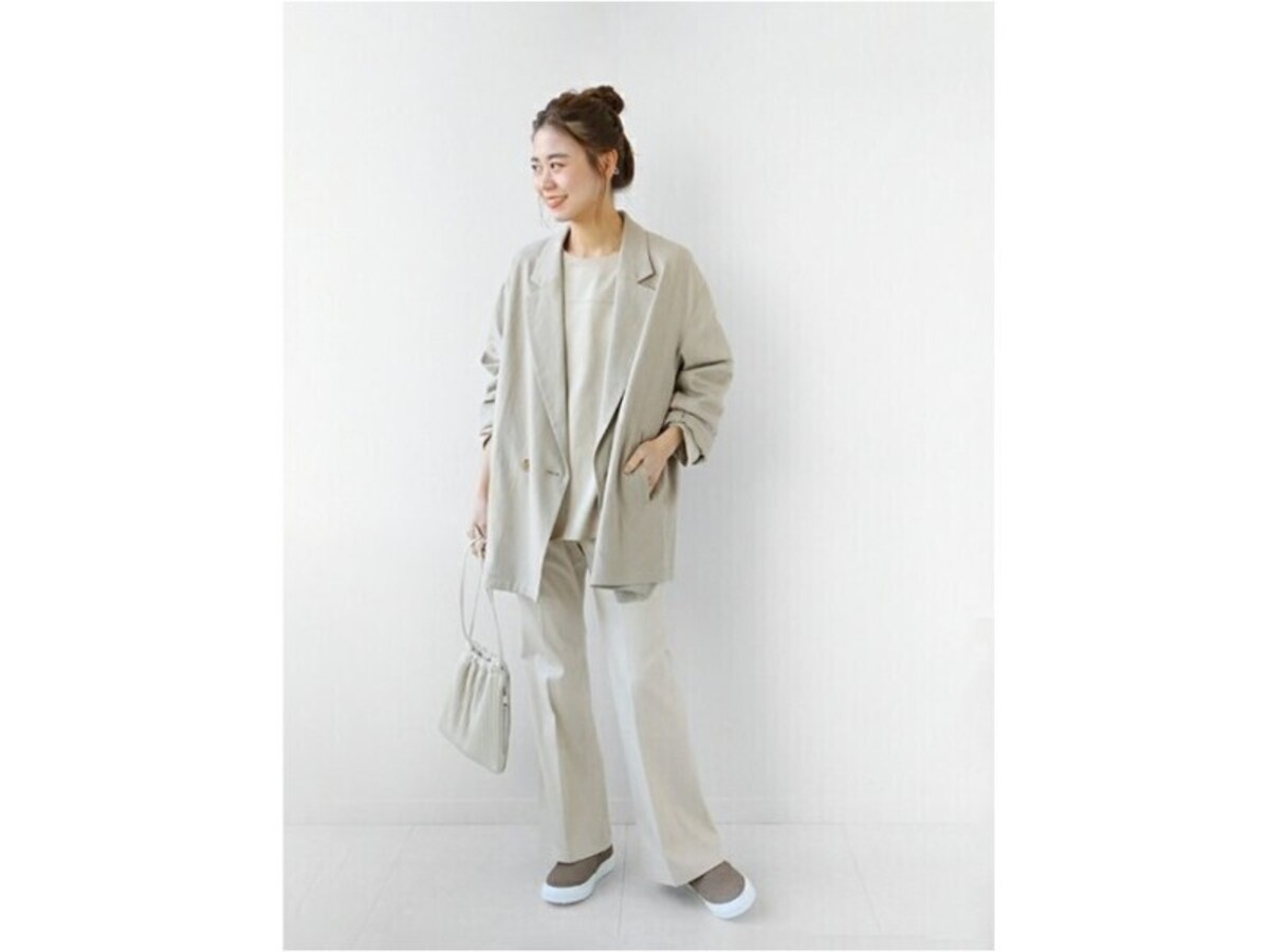 ベージュやライトグレーのスリッポンは履きまわしも万能です　出典：WEAR