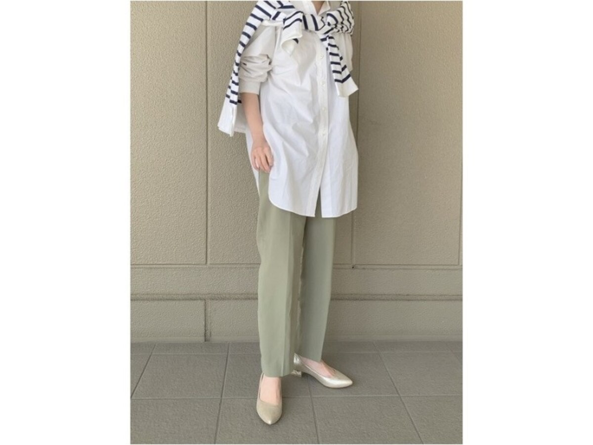 定番の白シャツにはトレンドのグリーン系パンツで今っぽさを　出典：WEAR