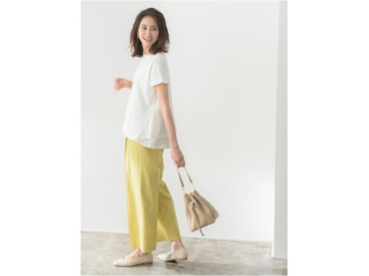 ゆったりした白トップスにはきれい色パンツを効かせて　出典：WEAR