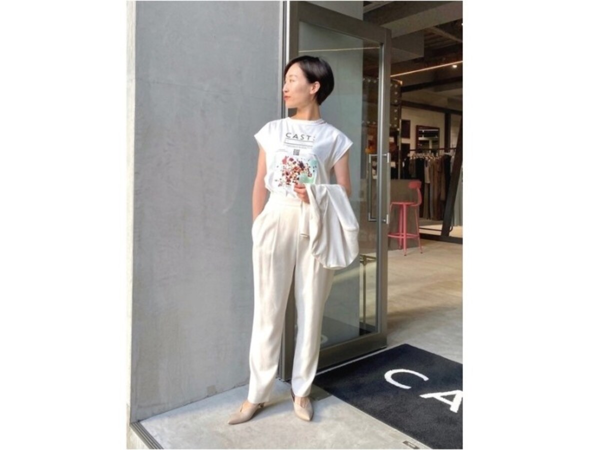 Tシャツ＆パンツのカジュアルコーデも白だと洗練された印象に　出典：WEAR