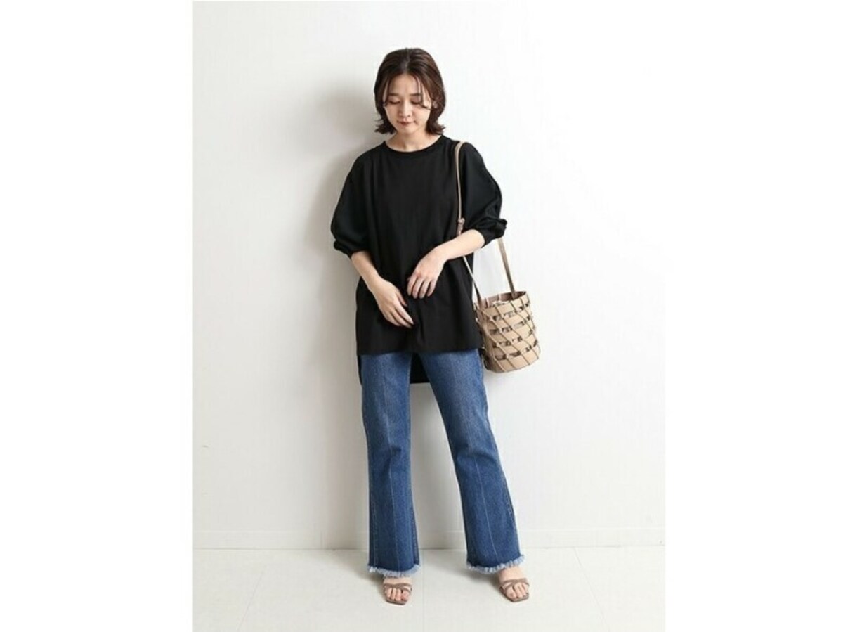 バッグとシューズの色を揃えて持っておくとコーデが簡単でおすすめ　出典：WEAR