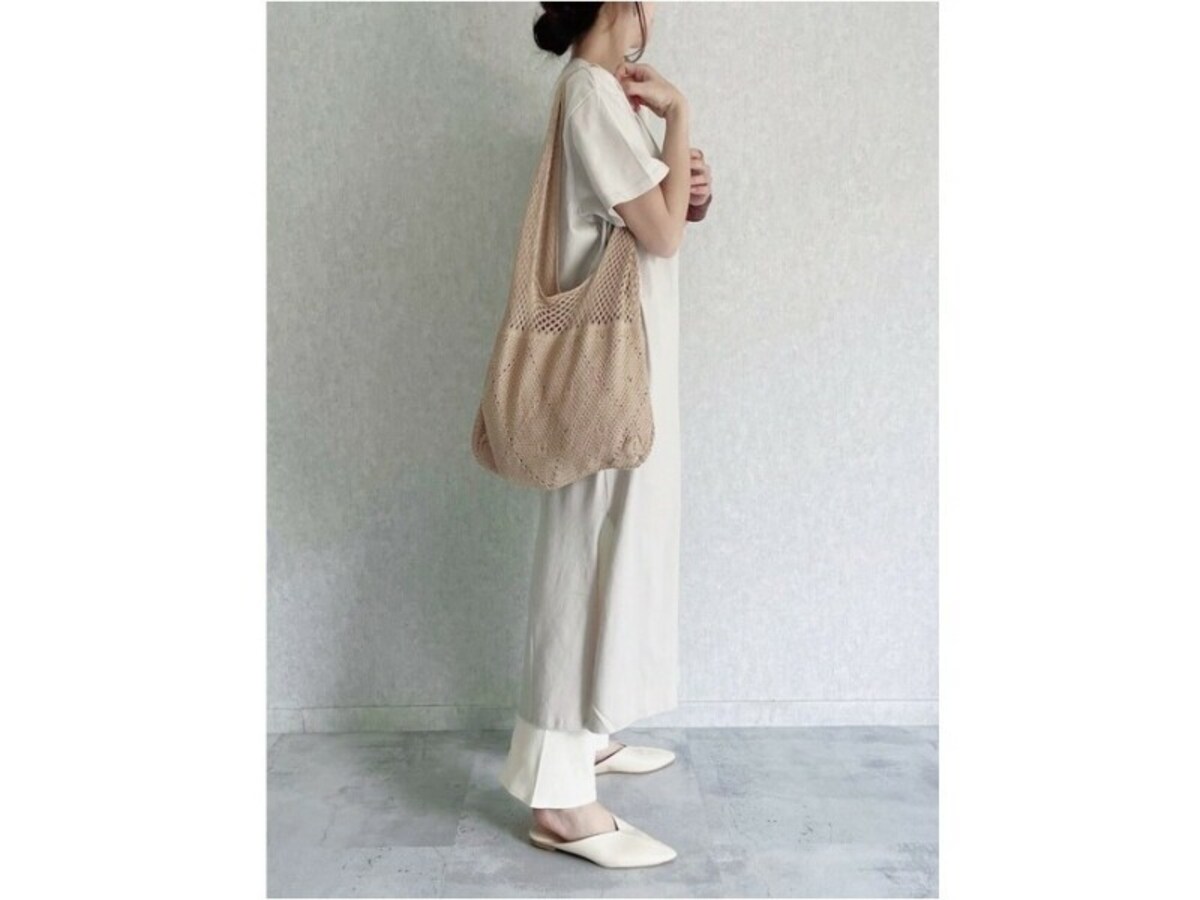 【OKコーデ】バブーシュやバーサンダルでこなれた足元に見せて　出典：WEAR