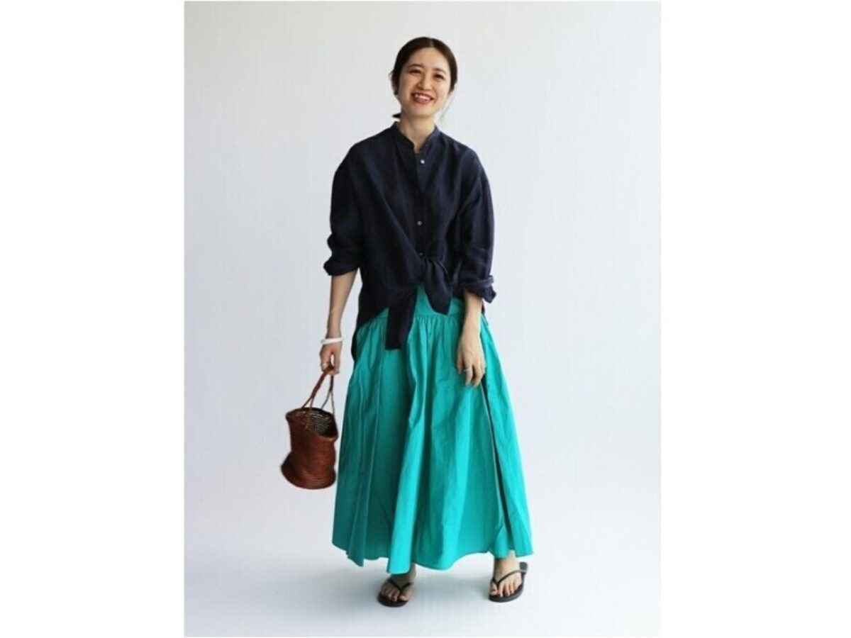 鮮やかなグリーンのスカートもシャツを合わせるとより大人なイメージに　出典：WEAR