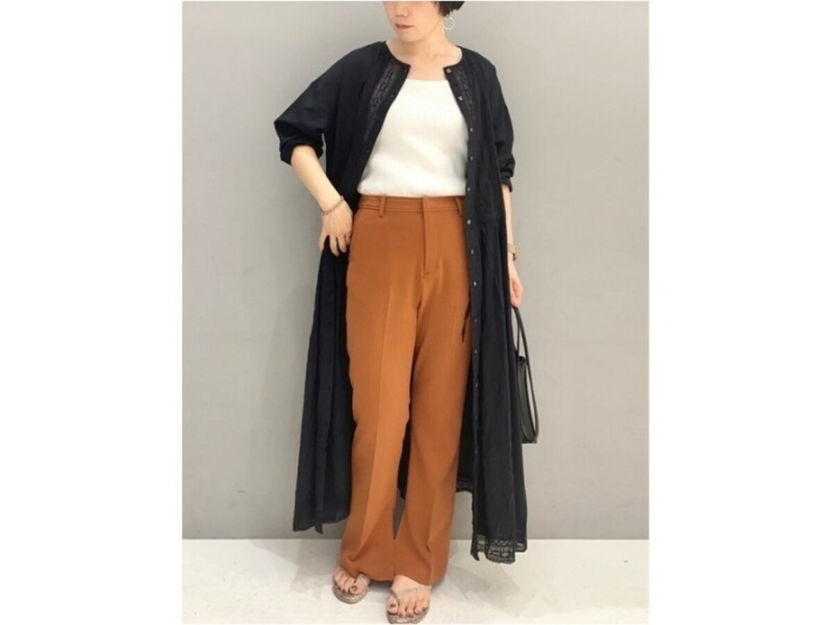 ダークカラーのロング丈アウターの視覚効果を生かして縦長ラインを　出典：WEAR