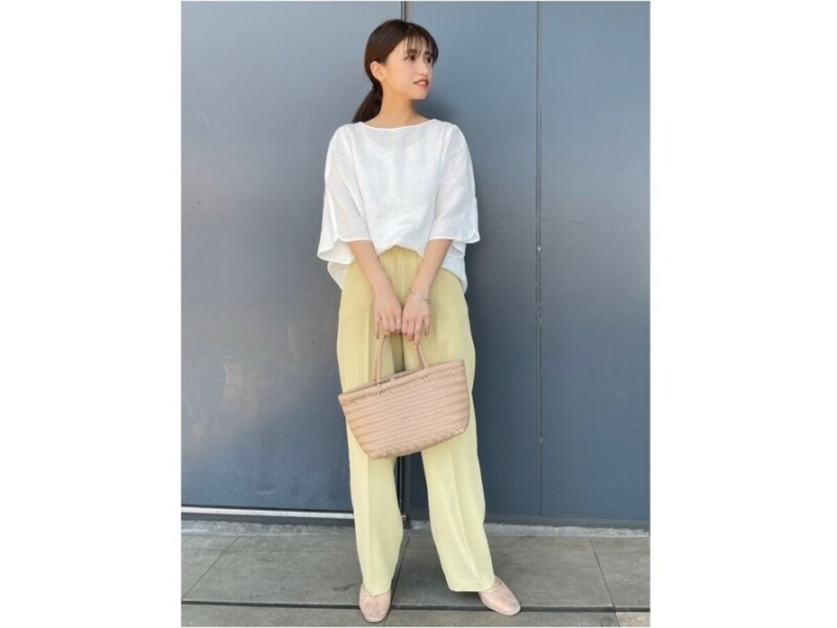 とろみ素材のアイテムは体のラインに沿ってくれるのでほっそり見えます　出典：WEAR